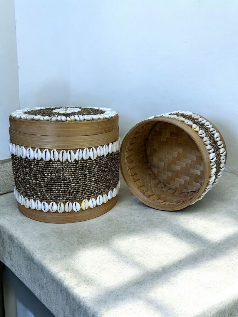 Hộp tre đính cườm và vỏ ốc