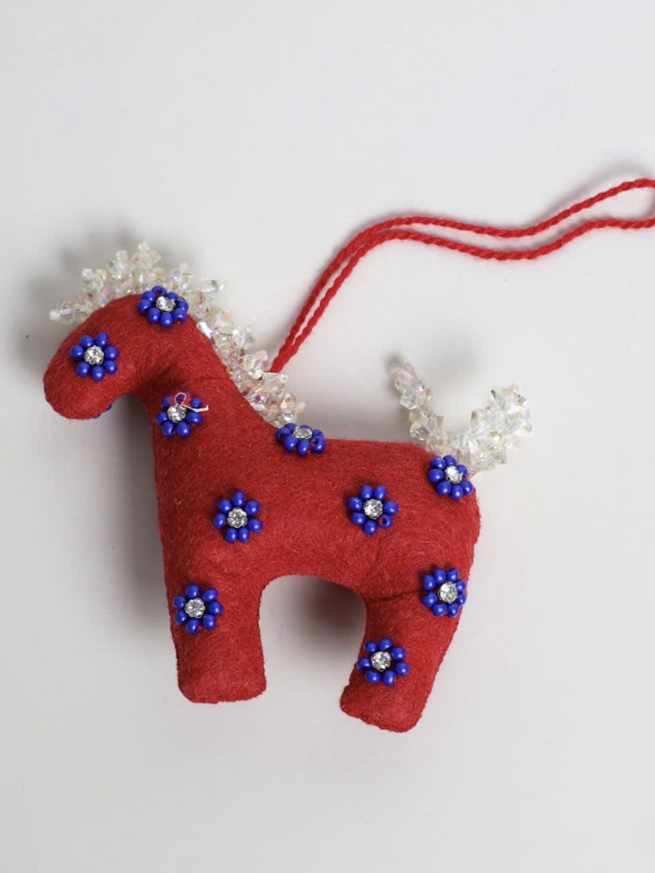 Dây treo ngựa đính cườm (đỏ)