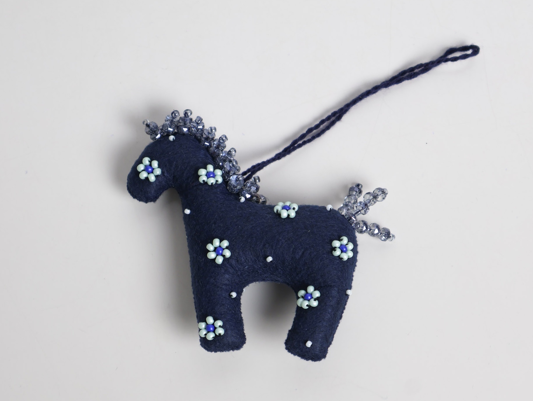 Dây treo ngựa đính cườm